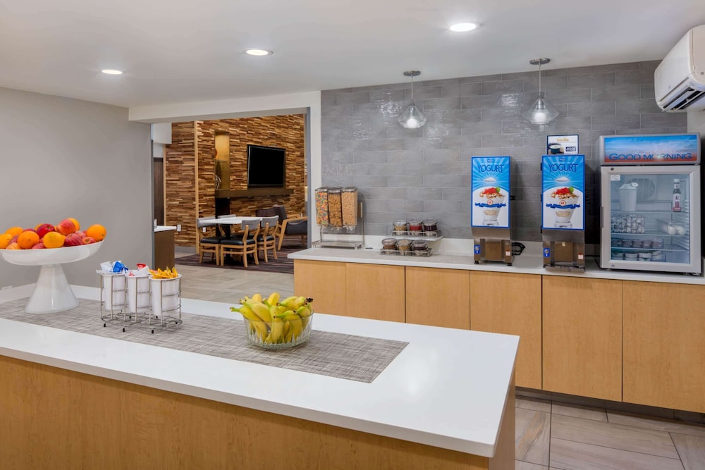 La Quinta Inn and Suites by Wyndham Perry 8/32