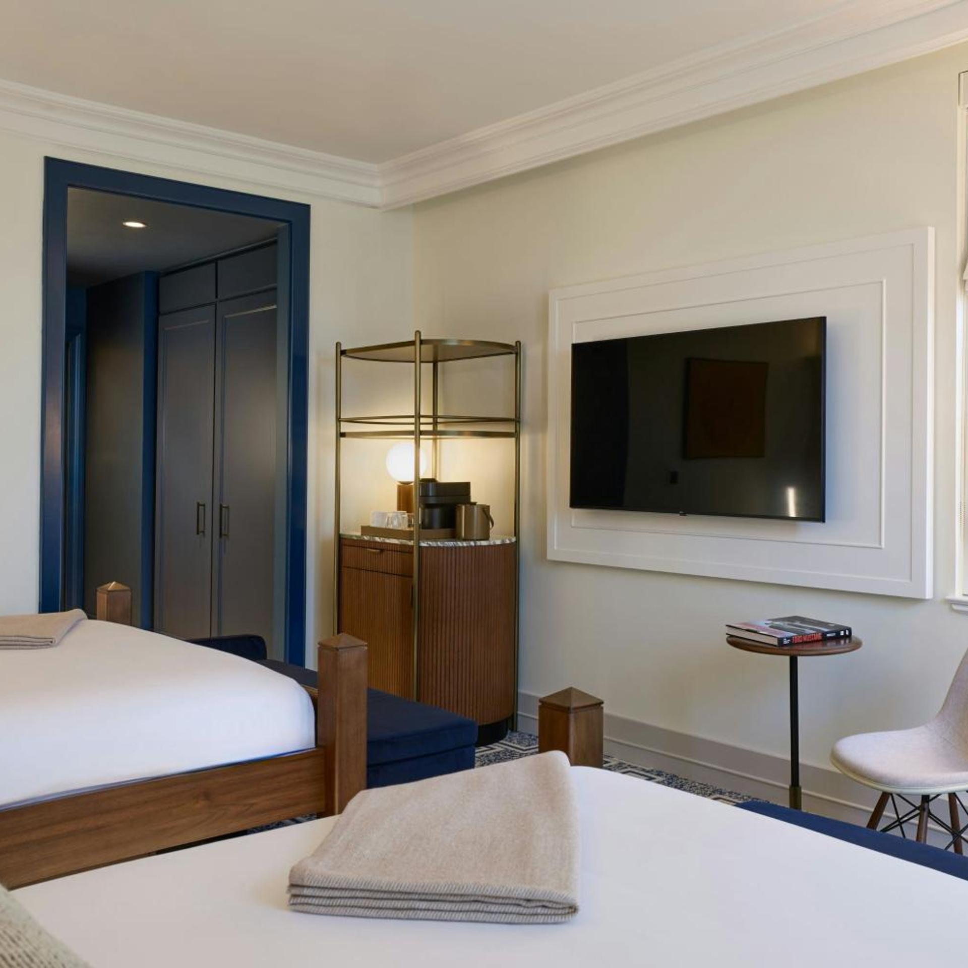 غرفة قياسية بسرير كينج وسريرين كوين لذوي الإعاقة، The Dearborn Inn A Marriott Hotel 2/7