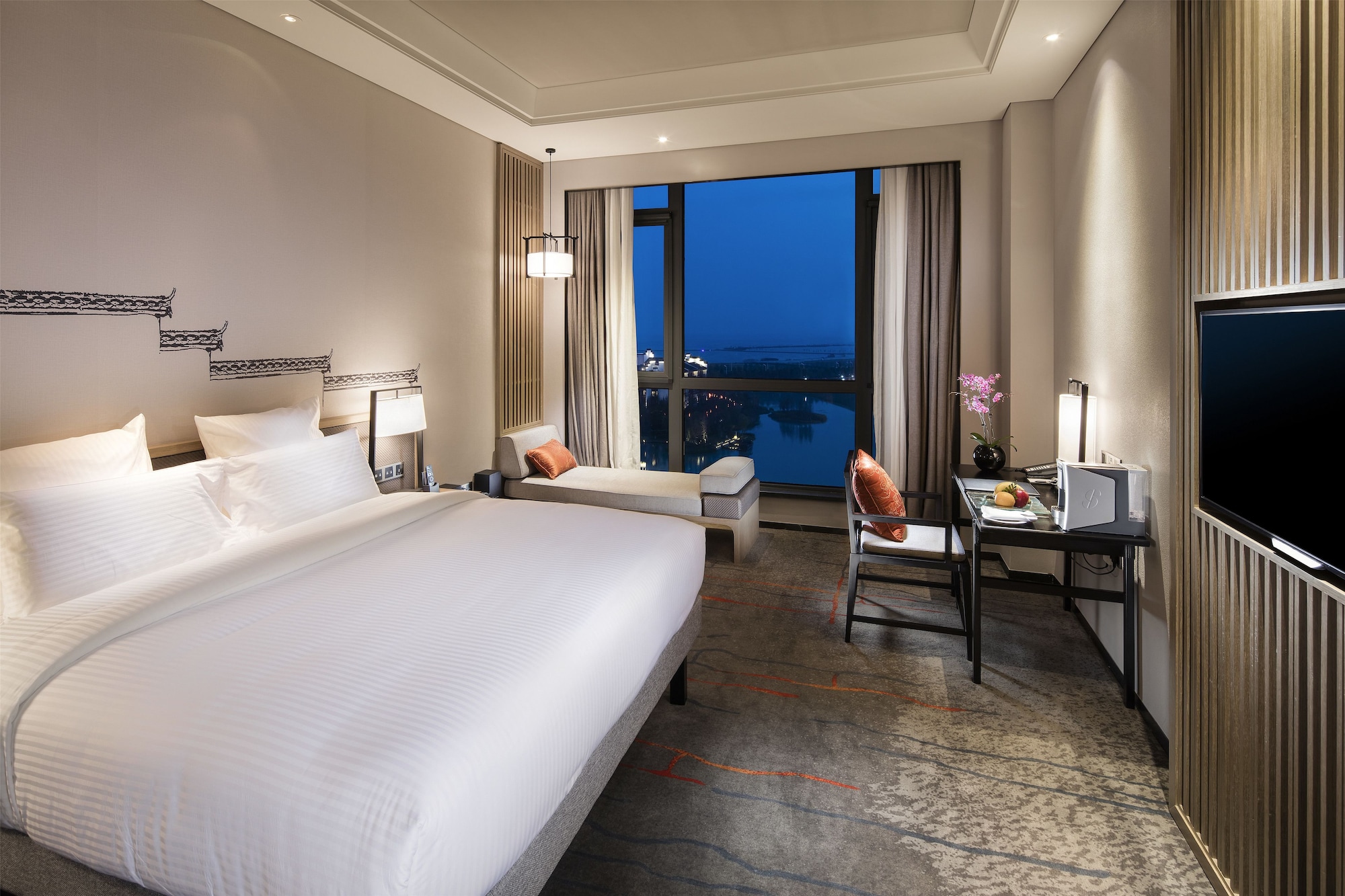 DELUXE, KING BED, LAKE VIEW