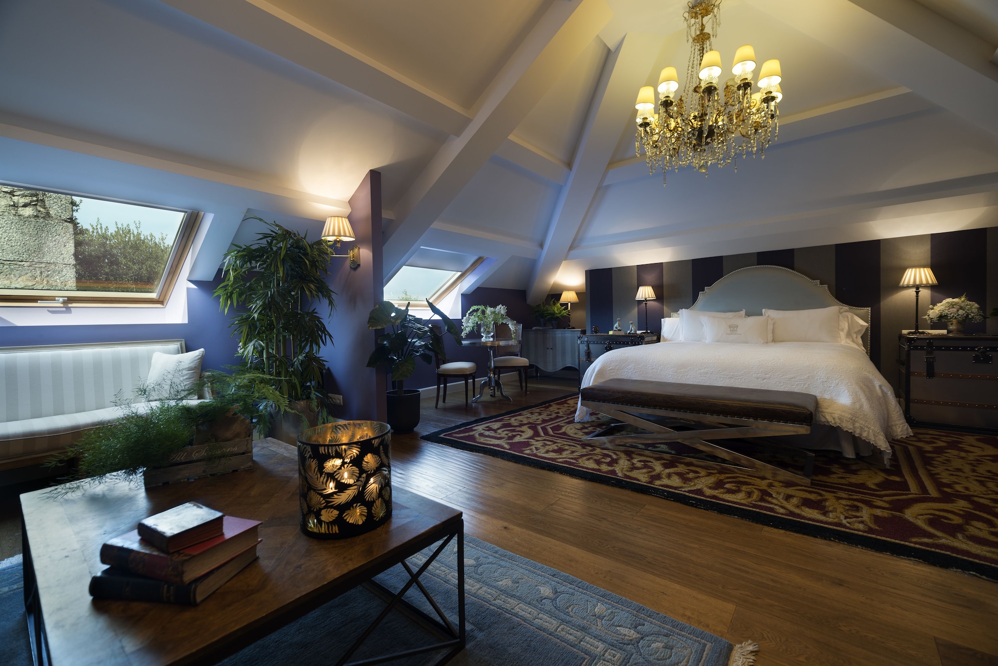 SUITE, SINGLE, KING BED