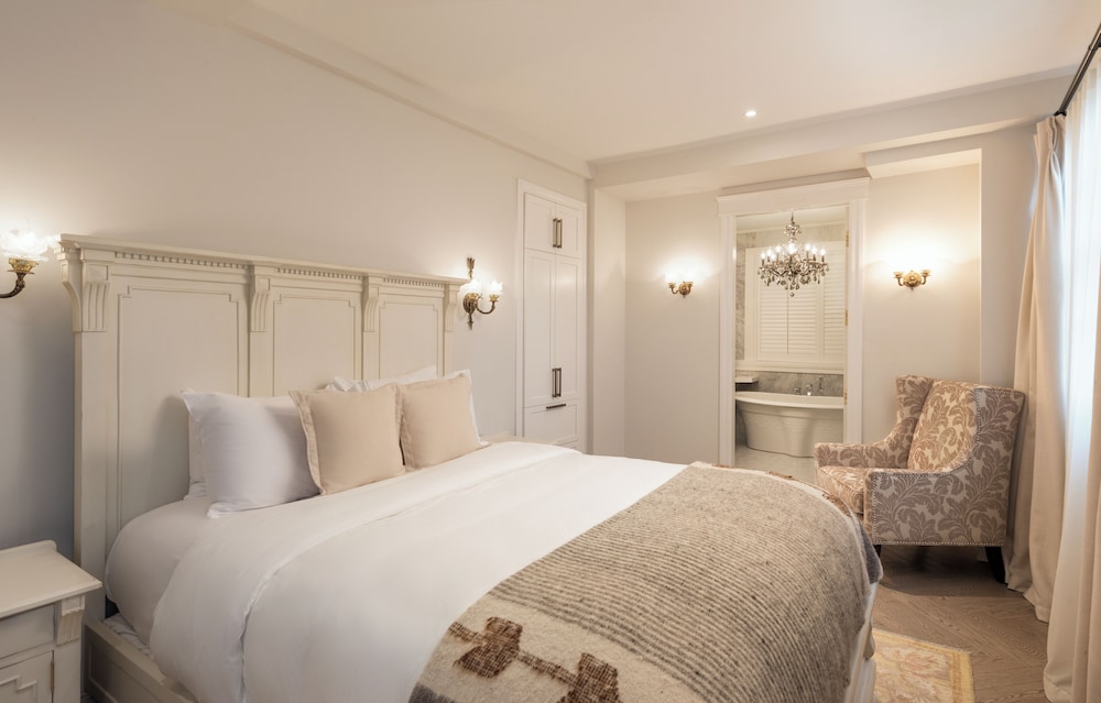 Queen Bed, Building B