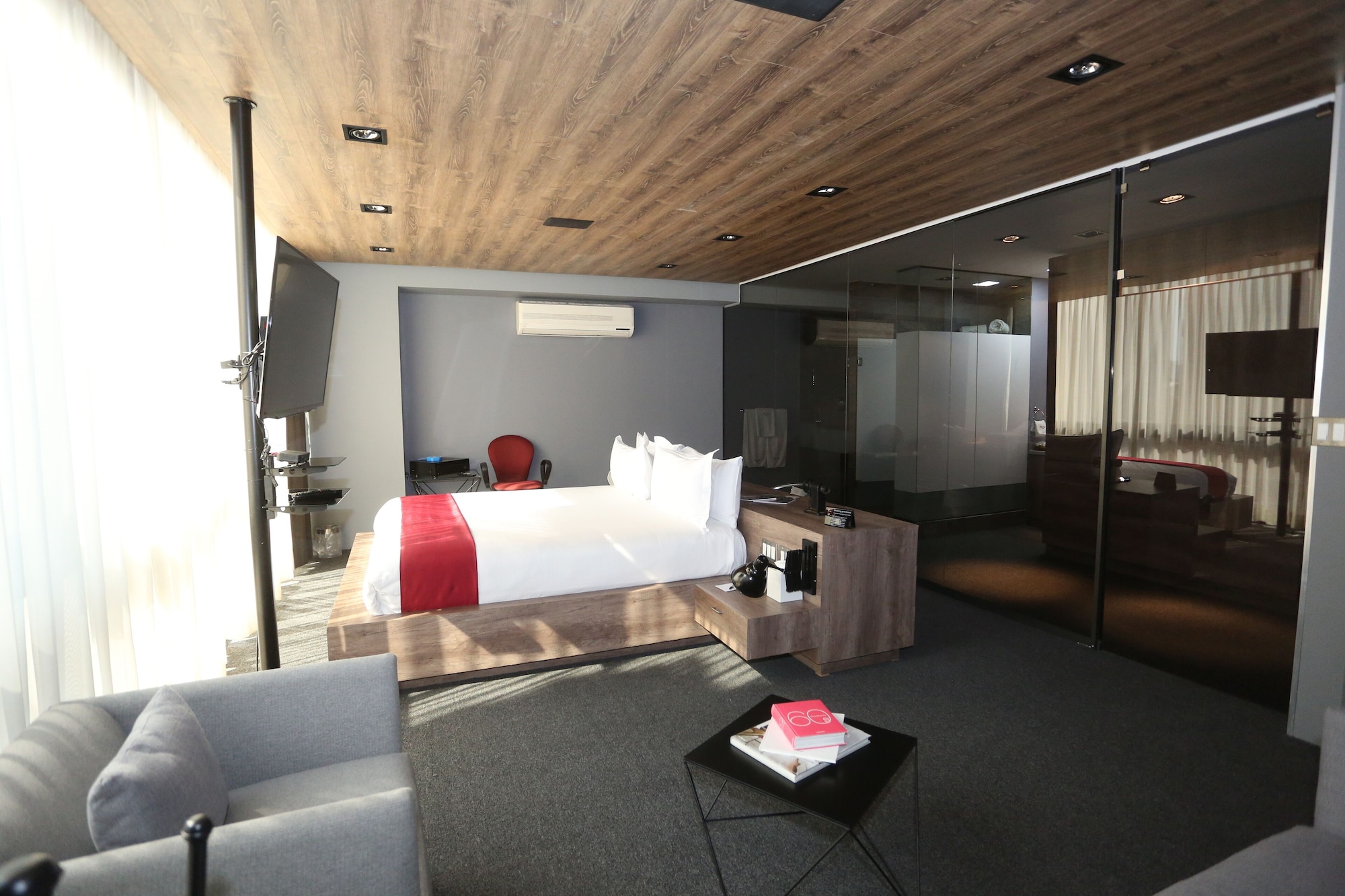 MASTER, SUITE, KING BED, KITCHENETTE