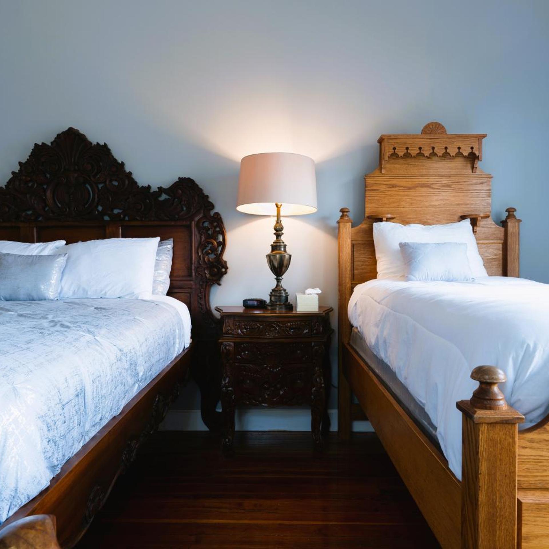 Rustic, Deluxe, 2 Queen Beds، Oak Tree Hotel 10/10