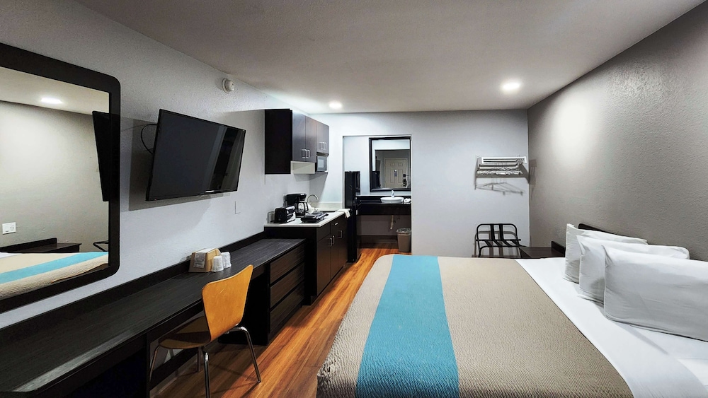1 King Bed - Non-Smoking, Kitchen
