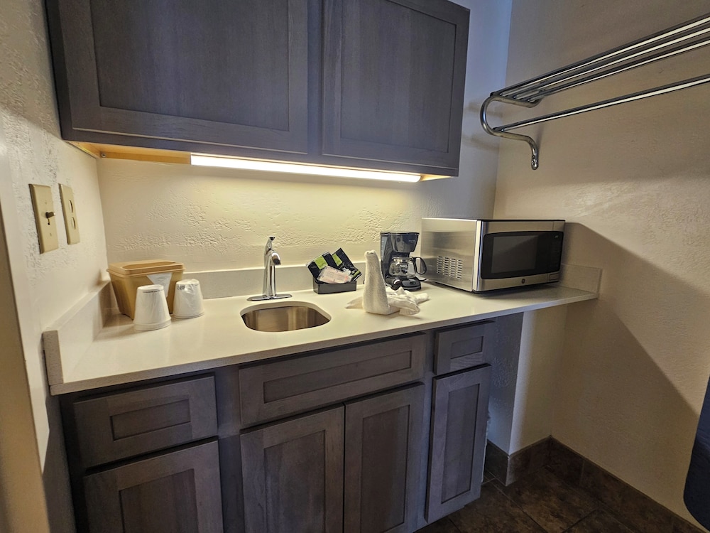 Bluegrass Extended Stay Hotel 55/57
