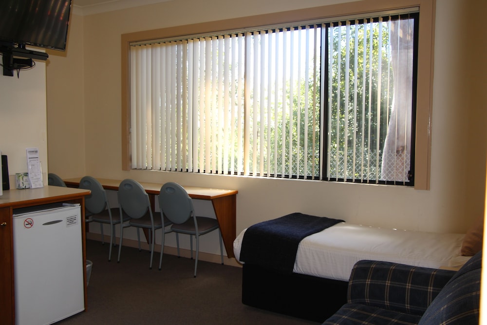 PIONEER WAY MOTEL 29/55