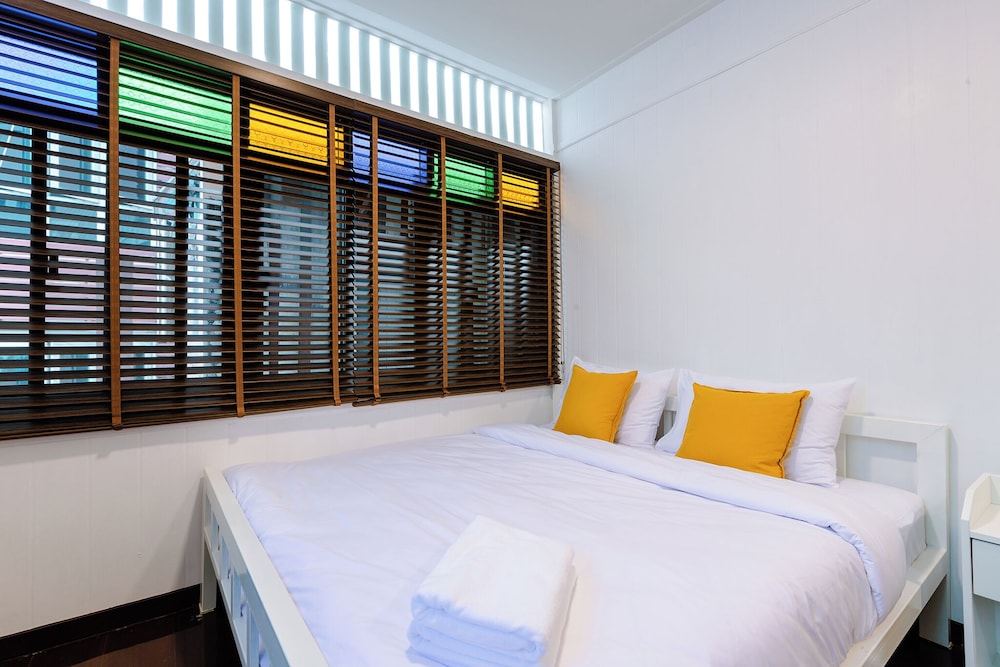 SUPERIOR, SINGLE, KING BED
