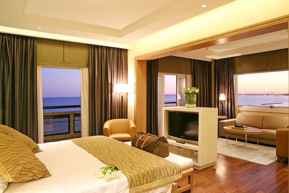 Crowne Plaza Limassol 16/75