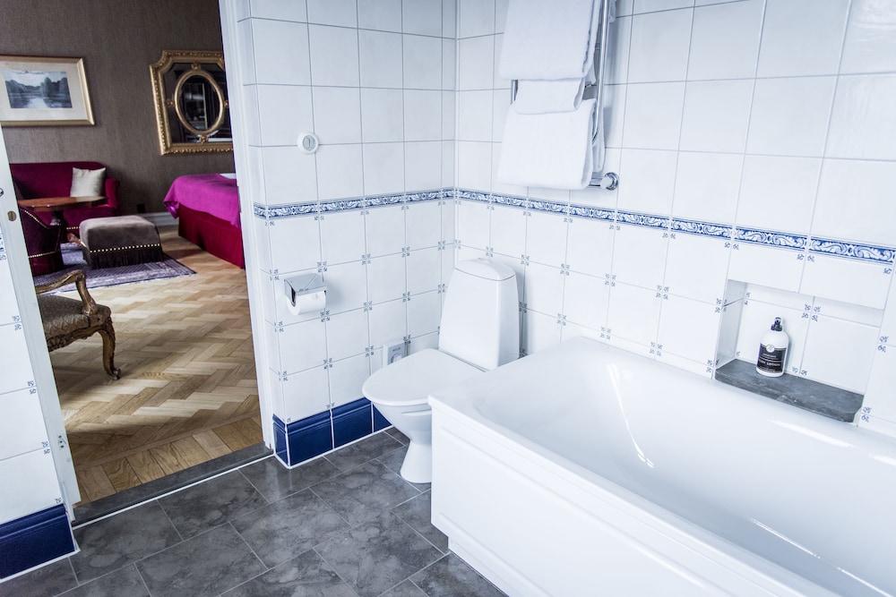 غرفة تنفيذية بسرير كينج بإطلالة على المدينة بشرفة، Hotel Eggers 7/8