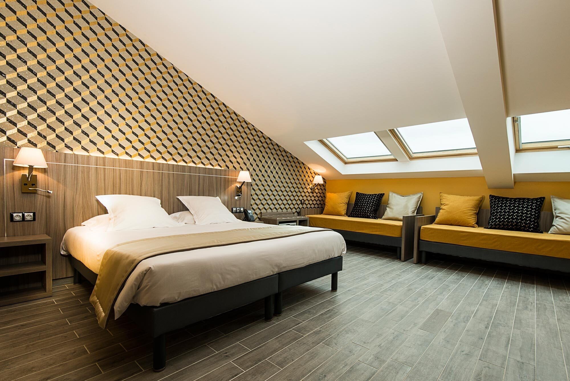 ROOM, QUADRUPLE