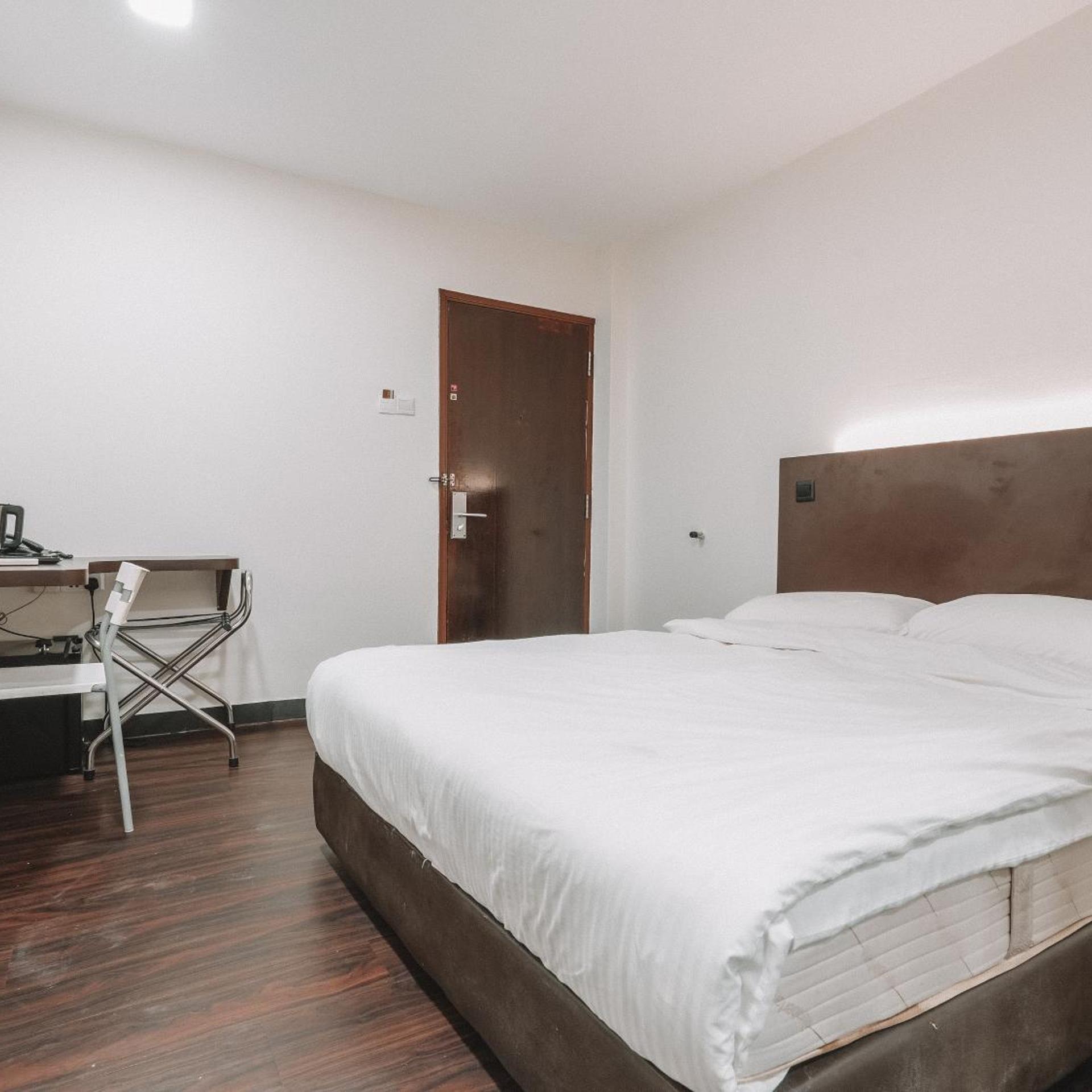 Superior, King Bed, No Window