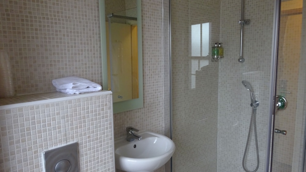 Americana Hotel 18/60