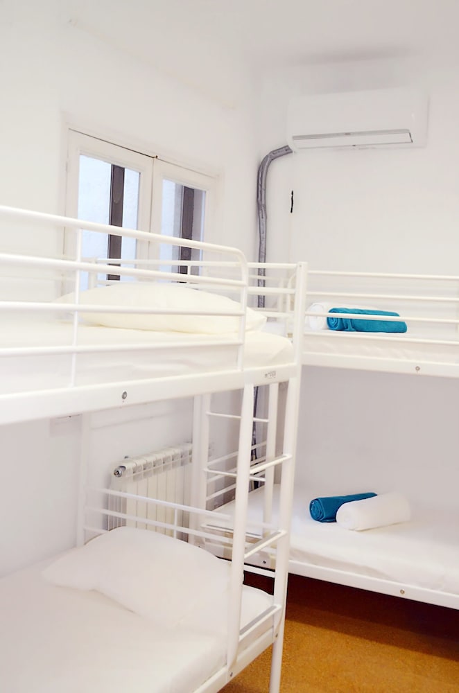 MIXED DORM, SHARED BATHROOM