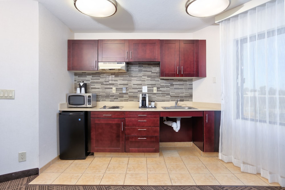 Holiday Inn Hotel And Suites 53/66
