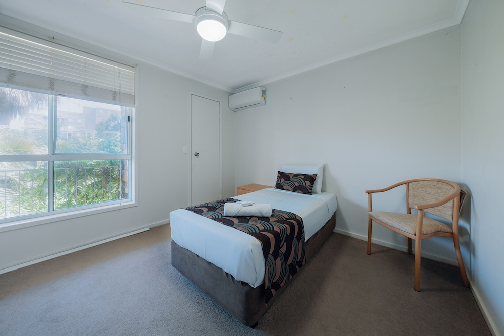 GOSFORD PALMS MOTOR INN 29/62