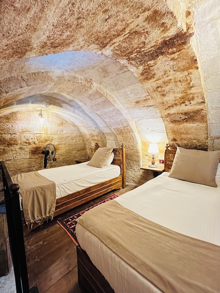 Caftan Cave Suites 17/49