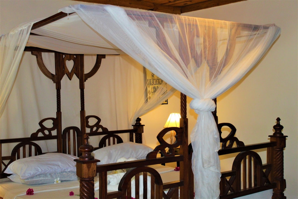 Mvuvi Lodge 16/50