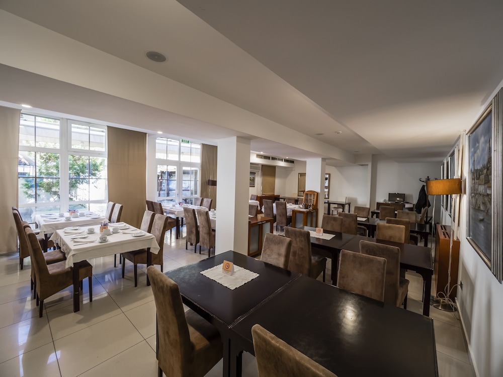 Le Petit Piaf Hotel 46/56