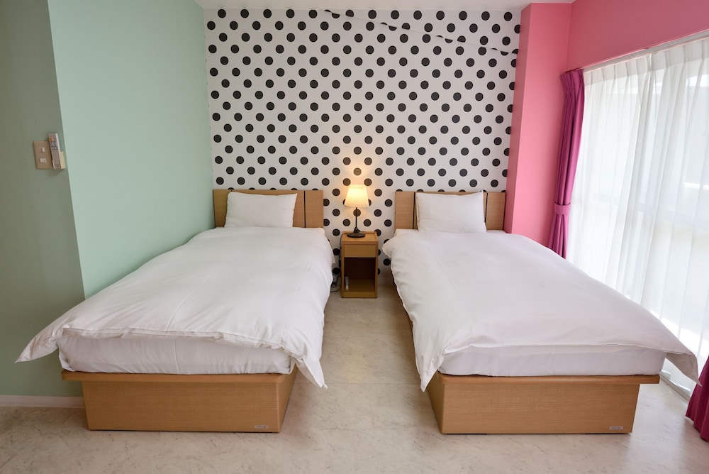 Pop, Twin Beds