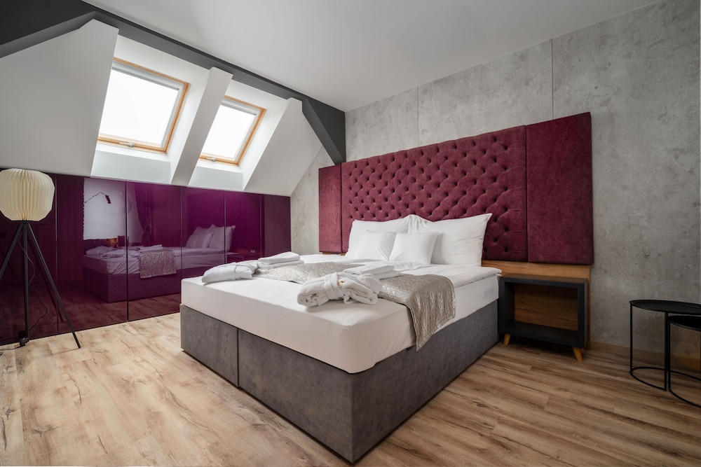Wellness, Junior Suite, Queen Bed, Sofa, Hot Tub