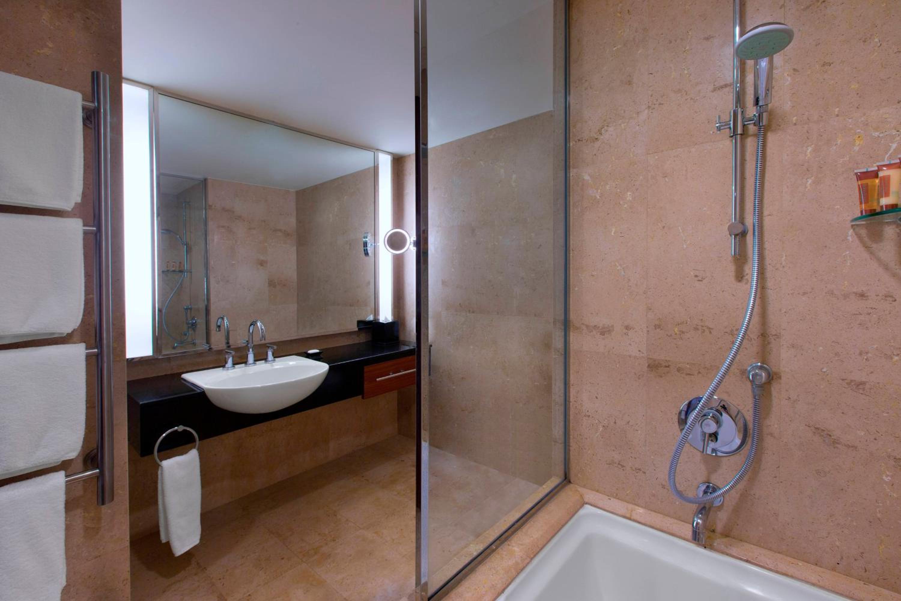 غرفة ديلوكس بسريرين مزدوجين بإطلالة على النهر، Royal Orchid Sheraton Riverside Hotel Bangkok 6/6
