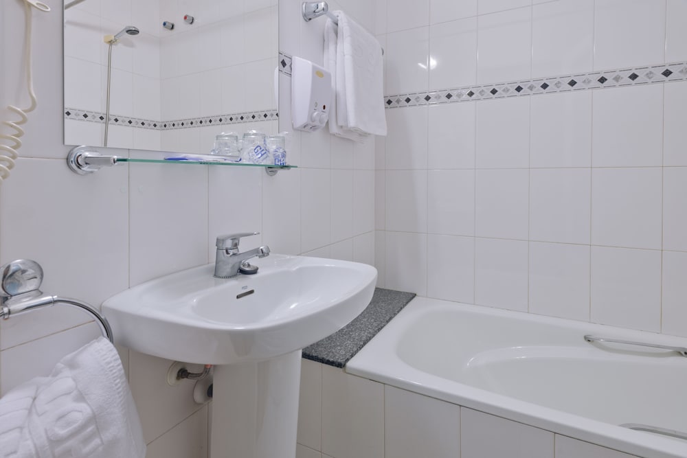 شقة بسريرين منفصلين بإطلالة على المسبح بشرفة مع أريكة، GHT Balmes Hotel, Aparthotel & Splash 3/6
