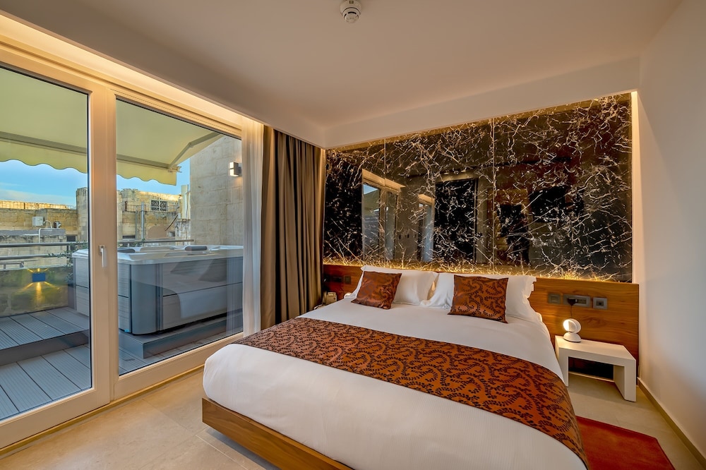 SUPERIOR, SUITE, HOT TUB, TERRACE