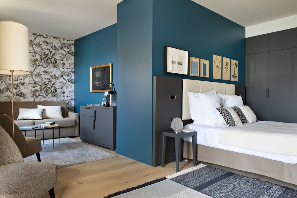 Room, Double Bed, Partial Lake View, Balcony، Hotel Auberge Du Pere Bise 3/7