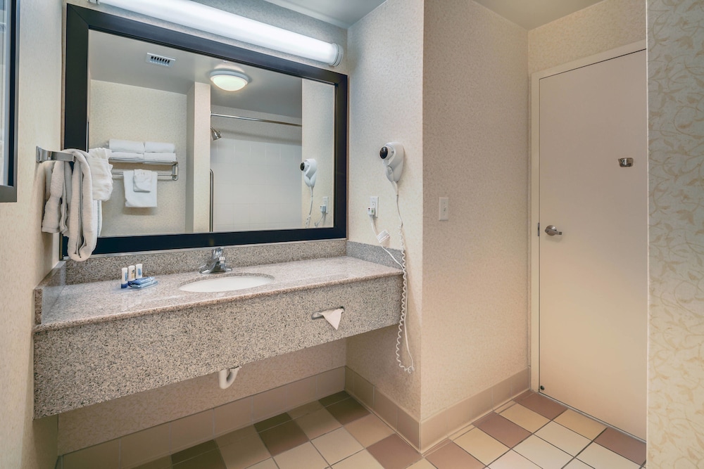 Fairfield Inn and Suites Jacksonville Beach 13/54