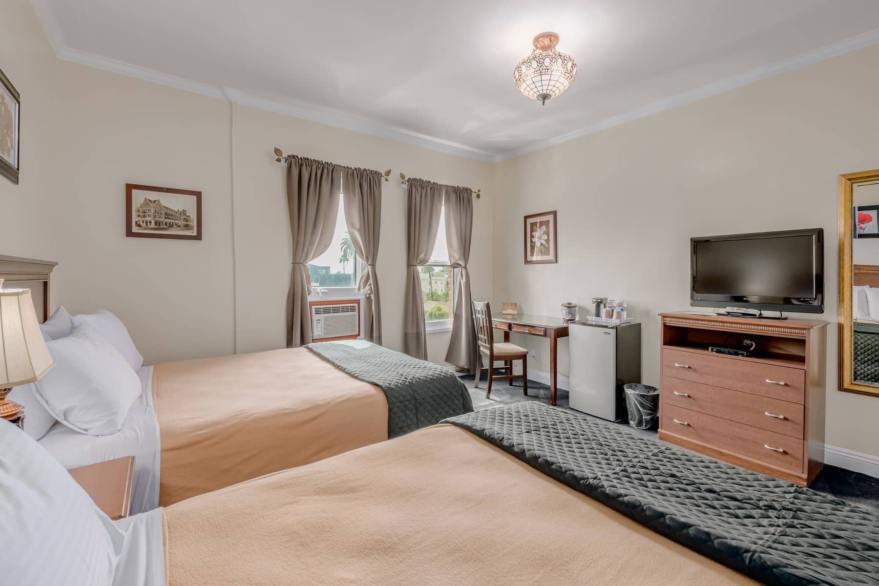 DELUXE, 2 QUEEN BEDS