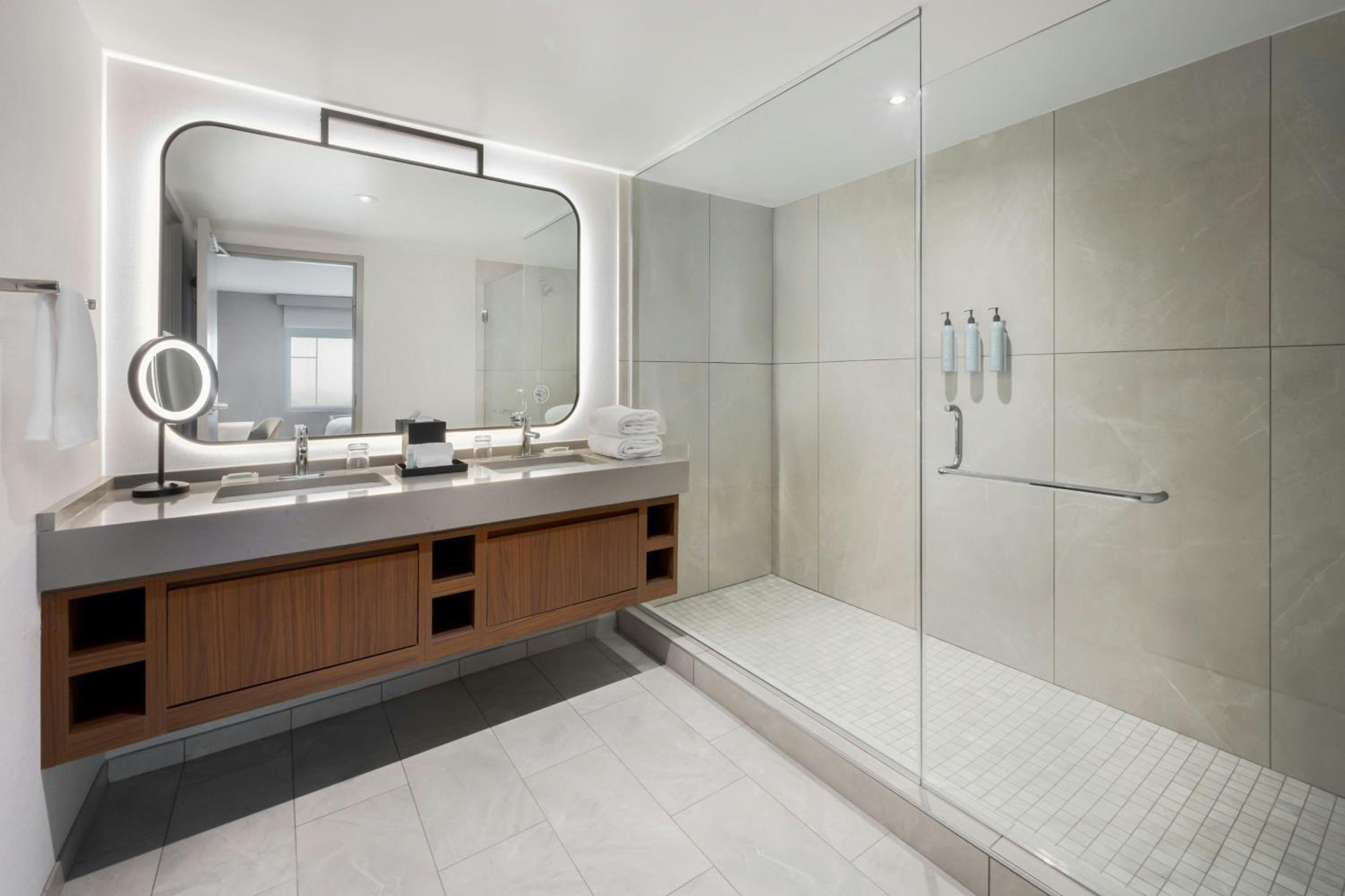 1 Bedroom, Presidential, Suite, King Bed, Dining Area, Sofa, Large، Courtyard Athens Downtown 3/3
