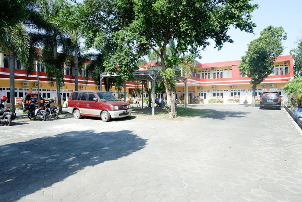 RedDoorz Plus near Stadion Wijaya Kusuma 17/22