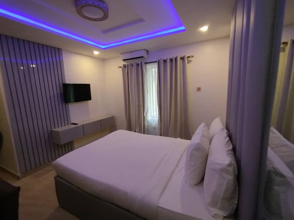 Double M Exquisite Suites And Lounge 11/29