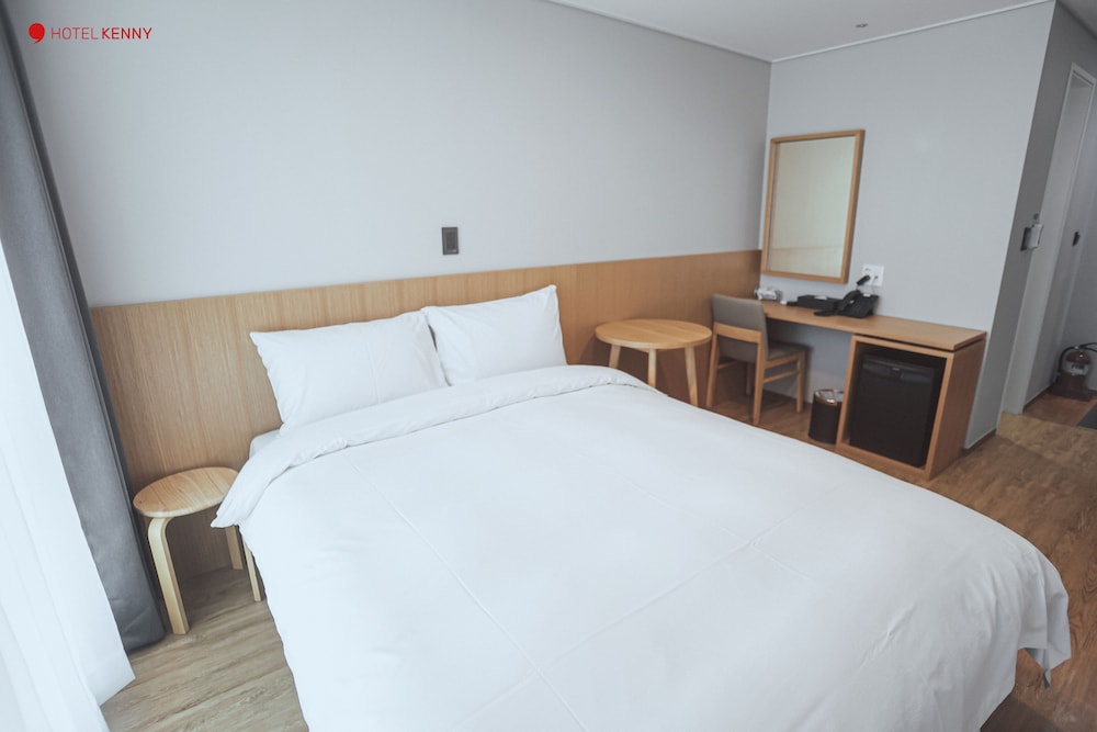 STANDARD, DOUBLE BED, CITY VIEW