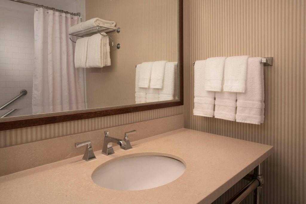 Executive, Suite, King Bed, River View, Sofa, Club Floor, High Floor
