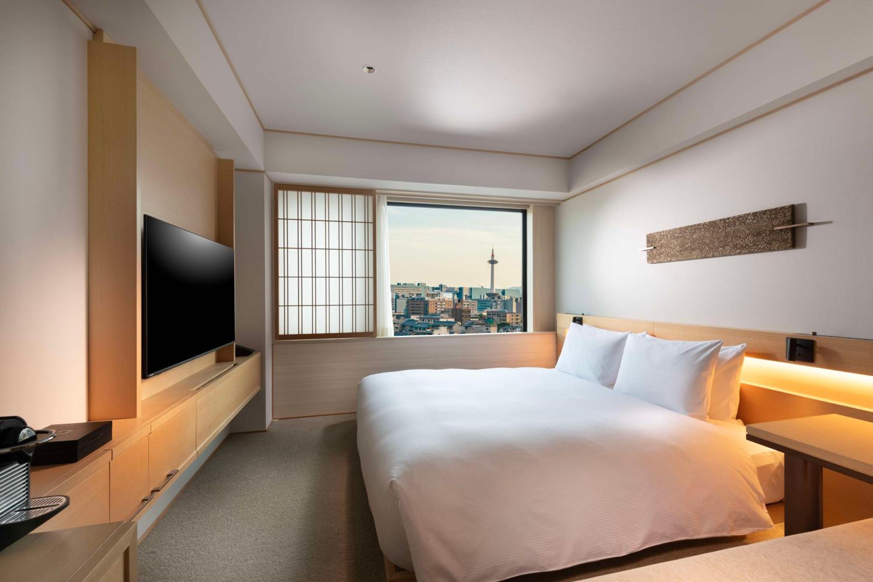 GUEST ROOM, KING BED