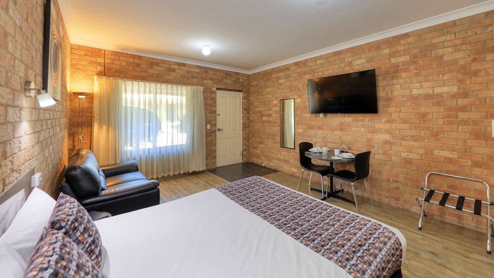 Spa, Suite, Queen Bed, Corner