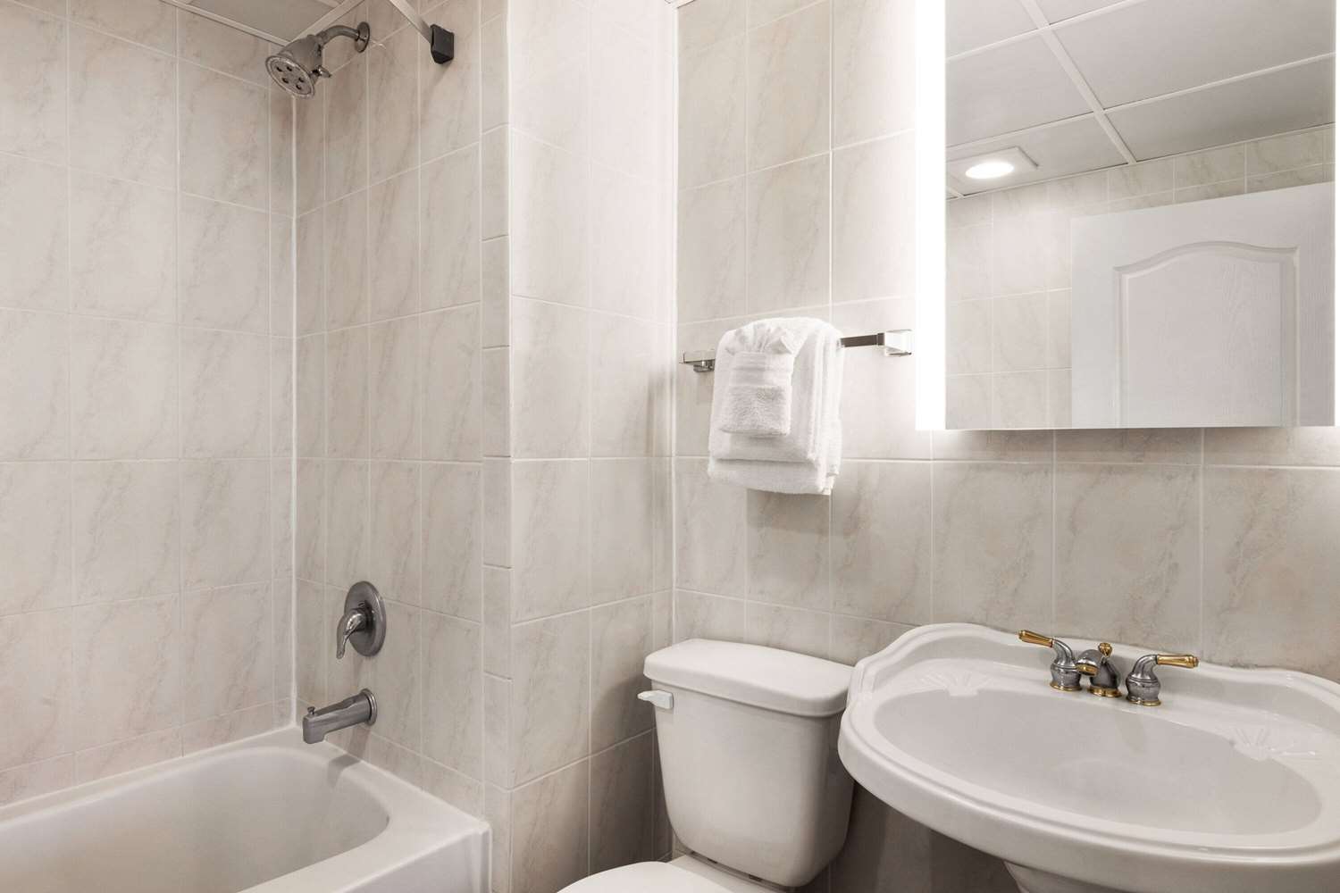 Days Inn by Wyndham Ocean City Oceanfront 49/64