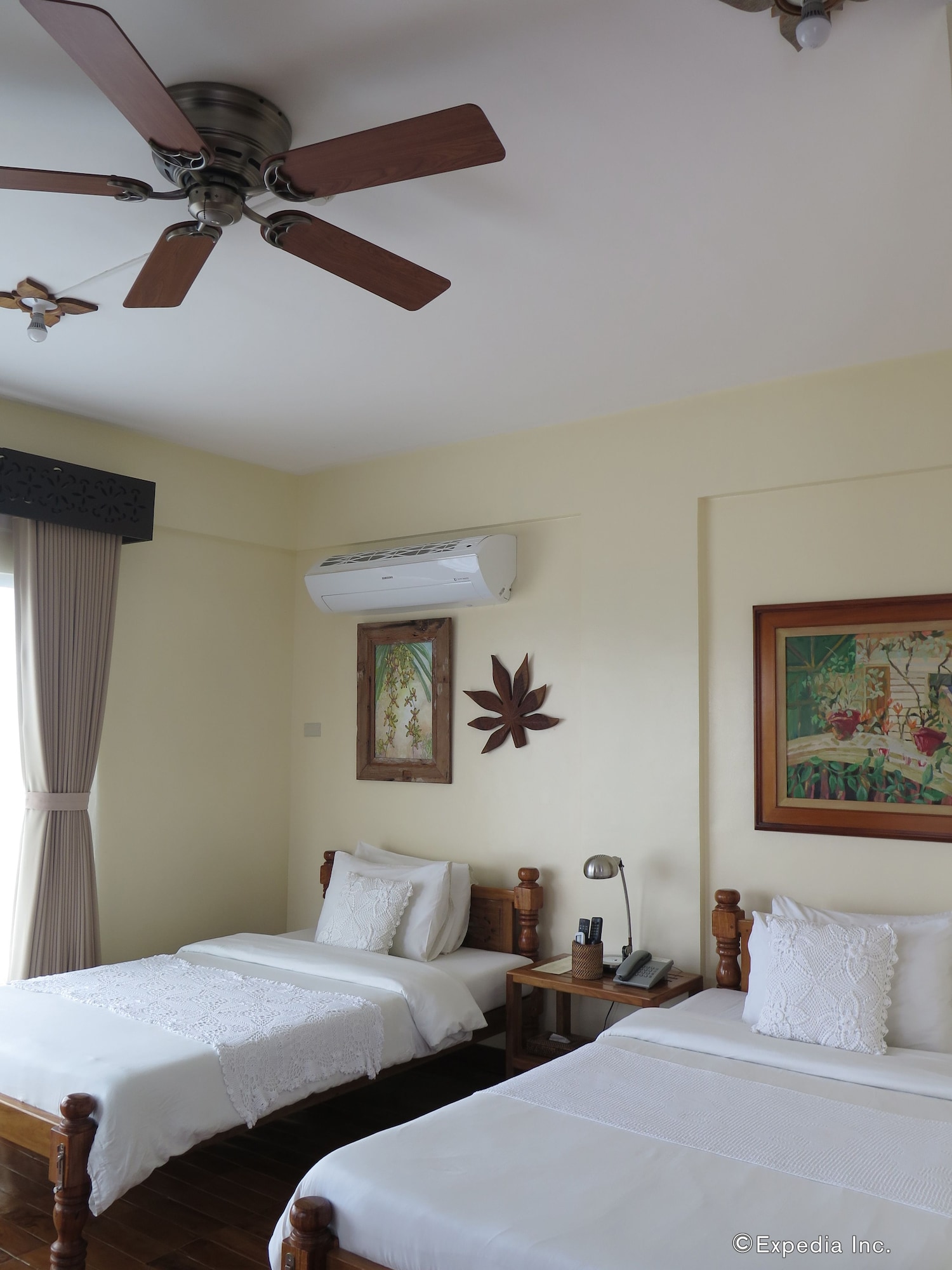 DELUXE, TWIN BEDS