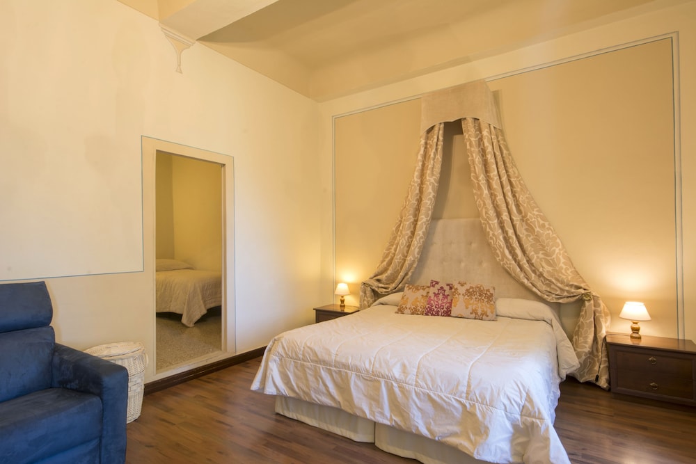 Panoramic, Suite, 1 Queen and 1 Single Bed, Valley View, Sofa