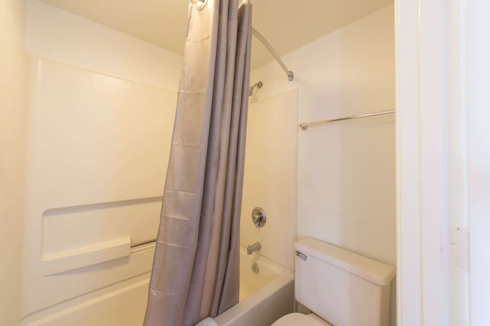 Travelodge by Wyndham Norfolk Airport 46/48