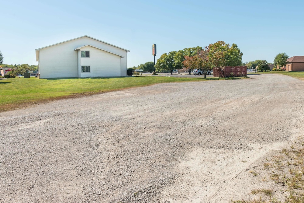 Super 8 by Wyndham Du Quoin 19/23