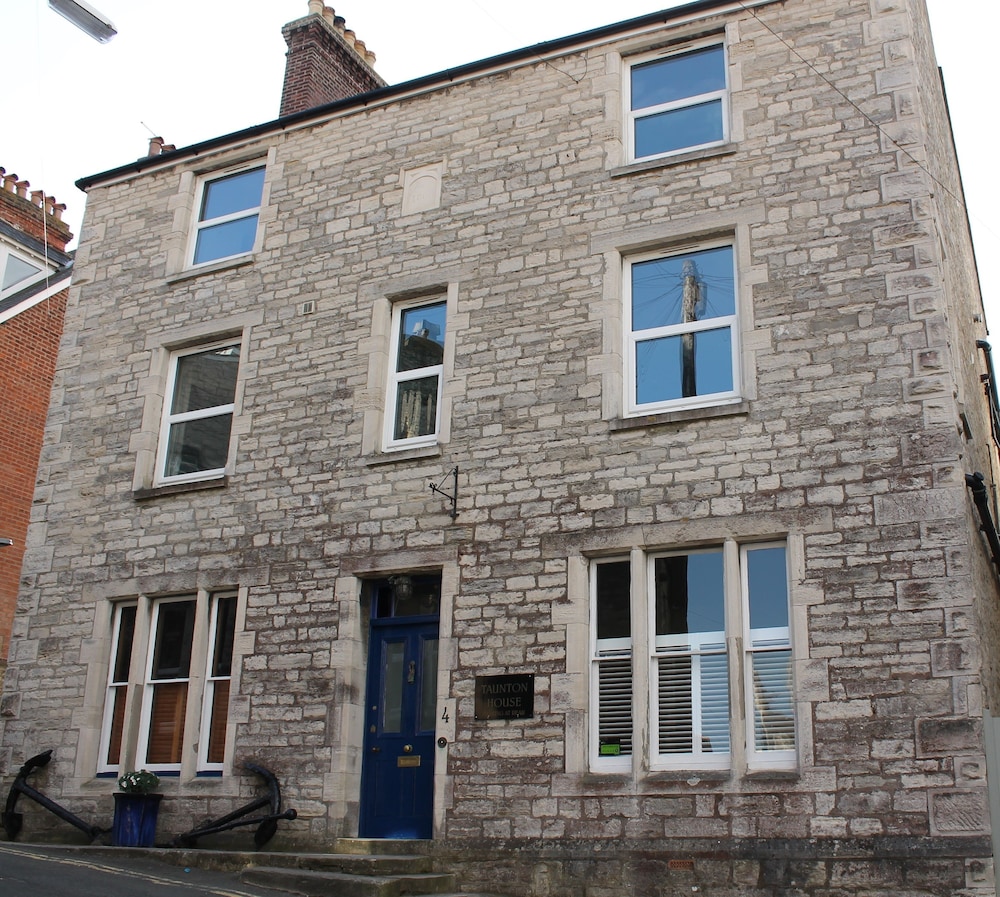Taunton House B and B 2/47