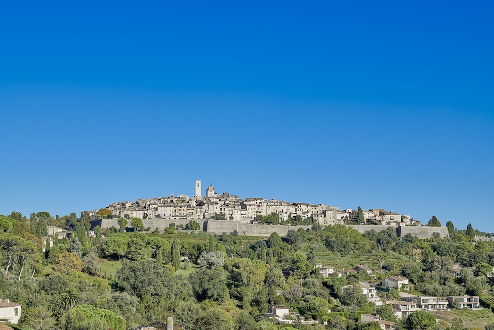 Hotel La Grande Bastide 69/75