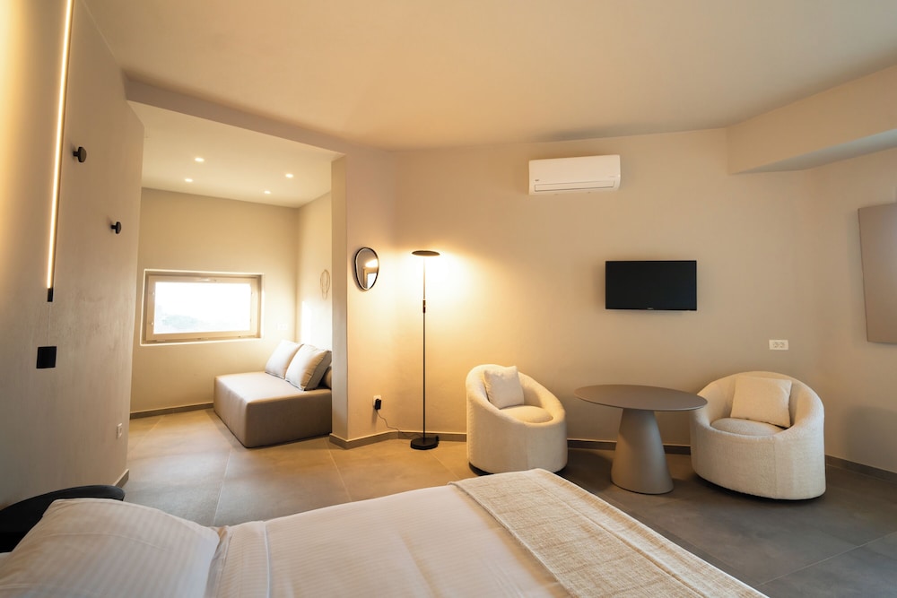 DELUXE, SUITE, CALDERA VIEW, PLUNGE POOL