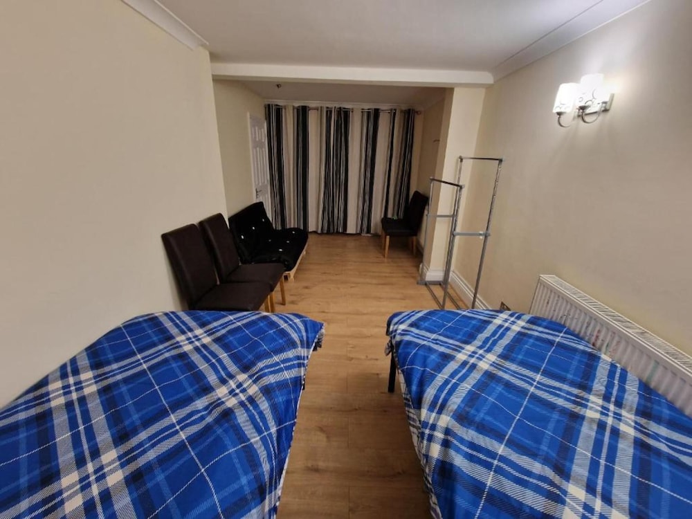 SnoozeDen Chalvey - Free Parking, Near M4 J6 20/35