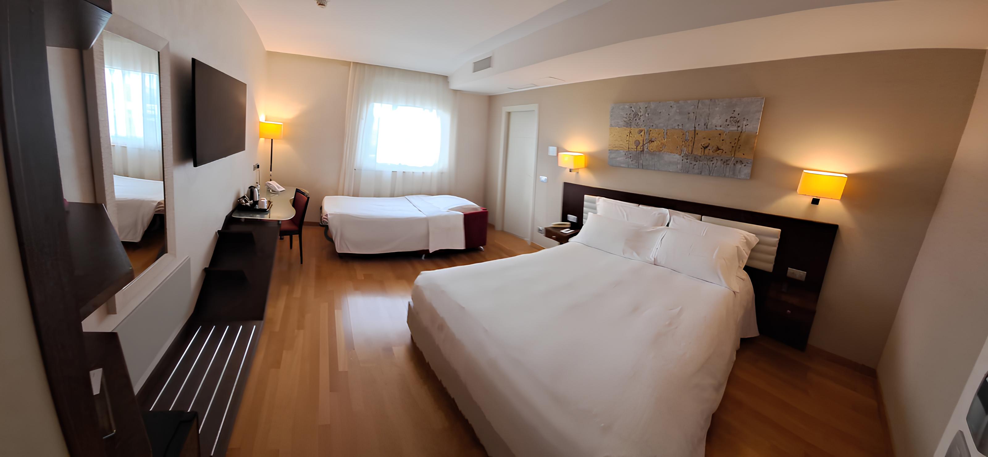 Standard, Triple, BREAKING BUSINESS HOTEL 2/2