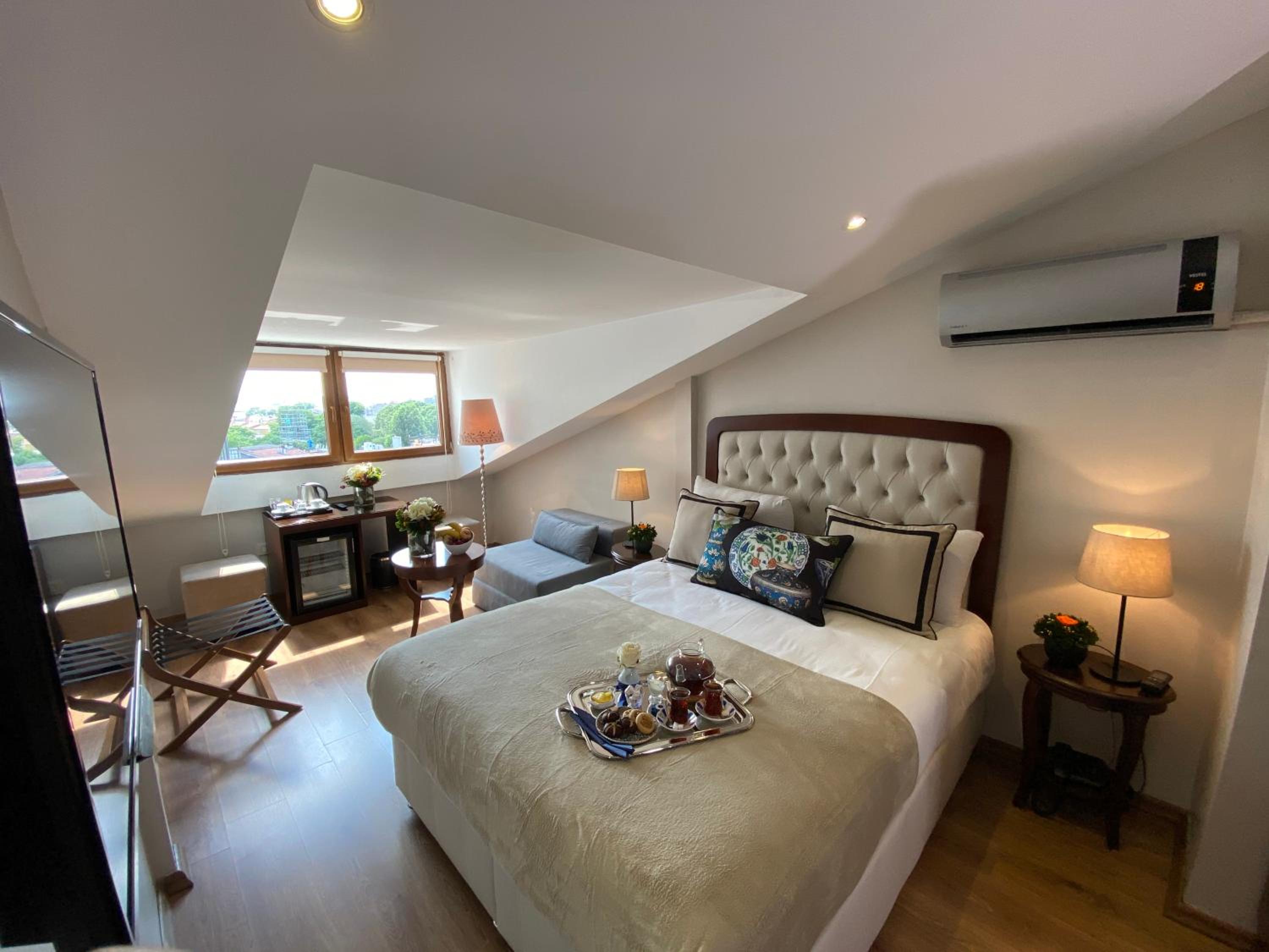 Deluxe, Queen Bed, Sea View