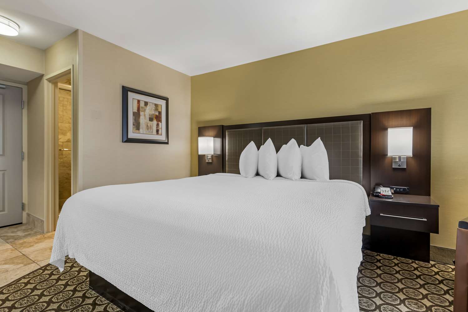 غرفة بسرير كوين