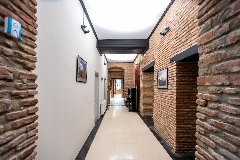Tiflis Hotel 44/74